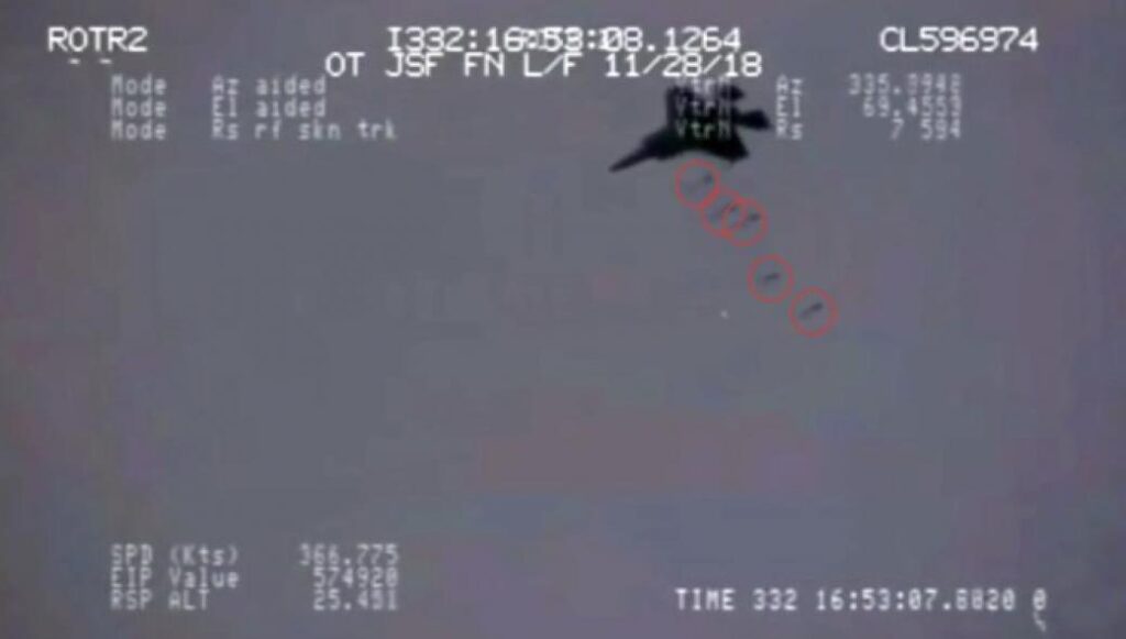 Βίντεο: F-35 εξαπολύει φορτίο βομβών κατά στόχων εδάφους