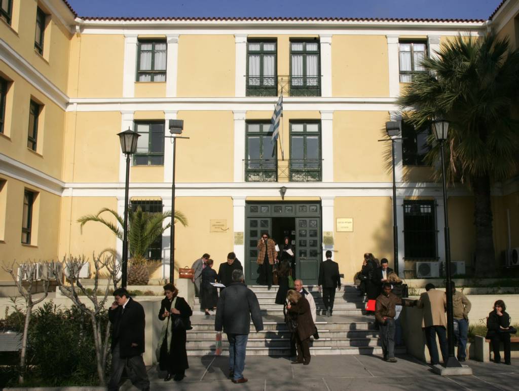 Συμφωνία των Πρεσπών: Ελεύθερος ο 63χρονος για τα μηνύματα σε βουλευτές- Τι είπε στην απολογία του