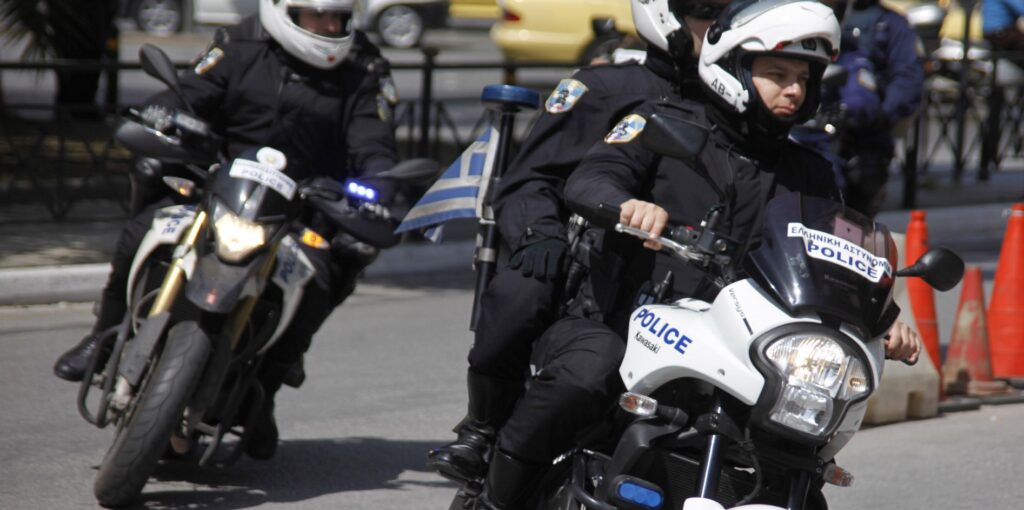 Καταδίωξη αλλοδαπού από πολίτες στον Πειραιά: Επεσε επάνω σε 10 οχήματα με κλεμμένο ΙΧ – Δείτε φωτό