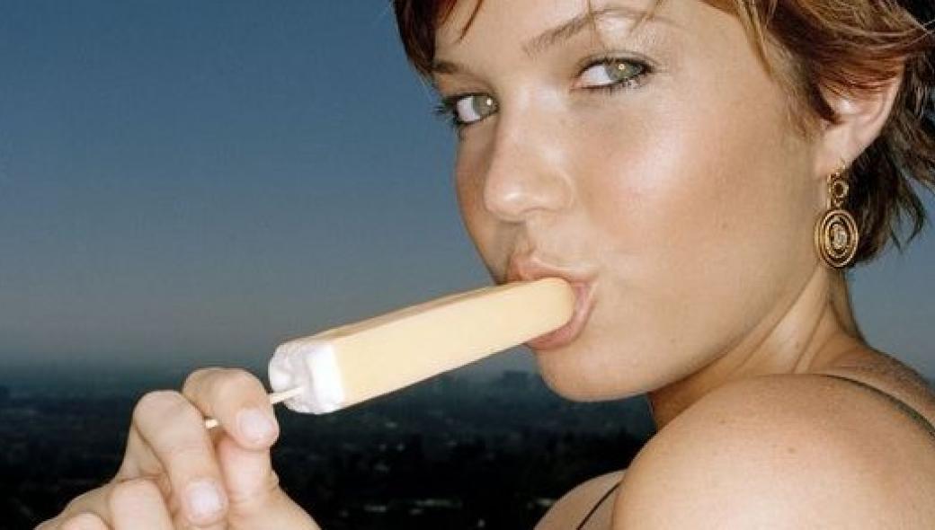 Τουρκία: Απίστευτη απαγόρευση στις γυναίκες –  «Μην γλείφετε το παγωτό σας δημοσίως»