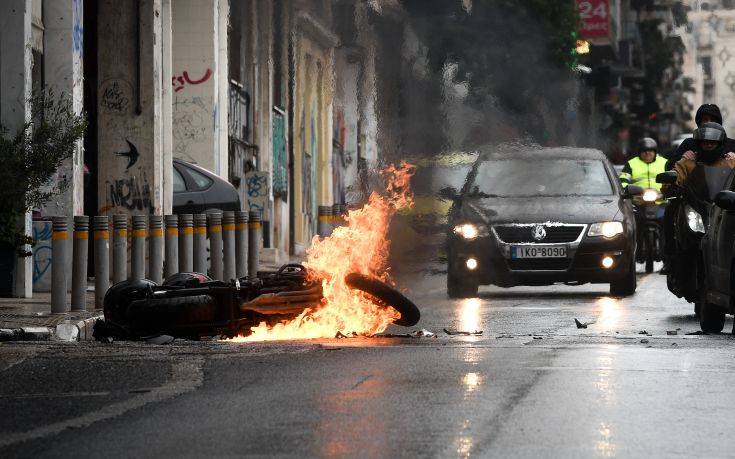 Οι λόγοι που οι αναρχικοί μαχαίρωσαν τον μοτοσικλετιστή στη Σόλωνος