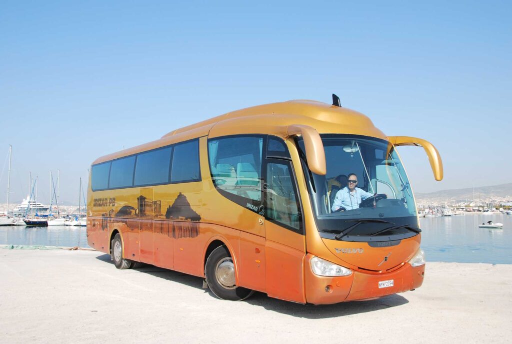 Λεωφορείο από τις Σέρρες που πήγαινε στο συλλαλητήριο ενεπλάκη σε ατύχημα- Χτύπησε στα διόδια Αφιδνών (βίντεο-φωτο)