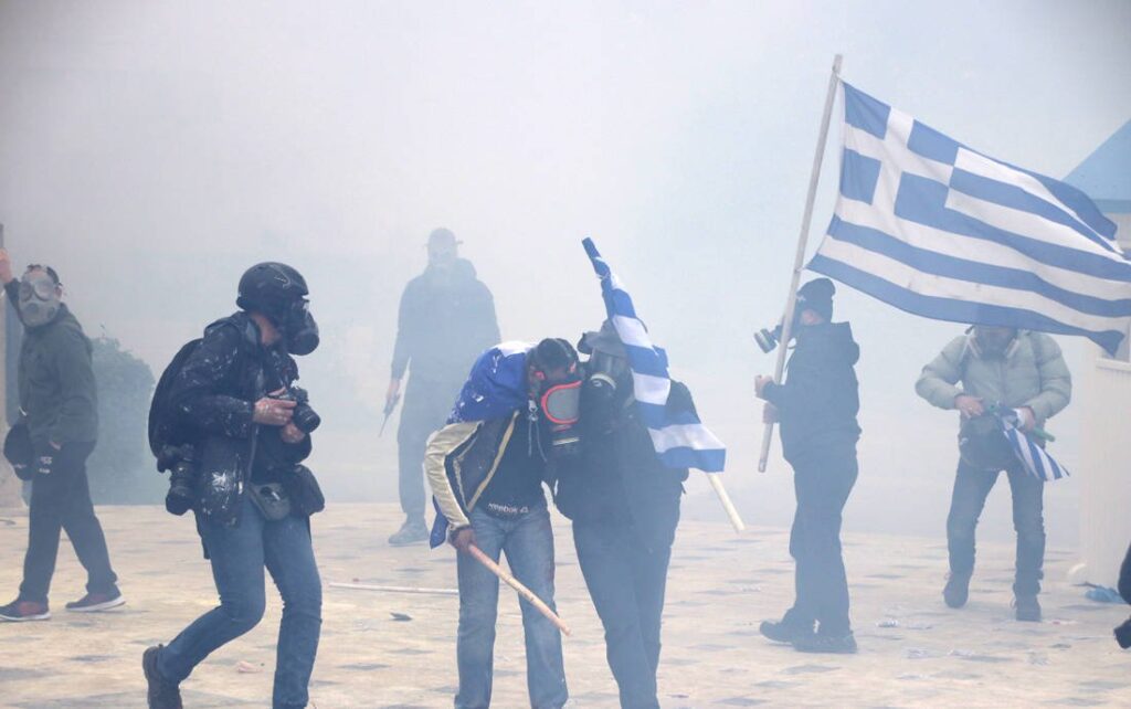 Σύνταγμα: Συνεχείς οι ρίψεις χημικών  από την Αστυνομία – Κινδύνευσε κόσμος