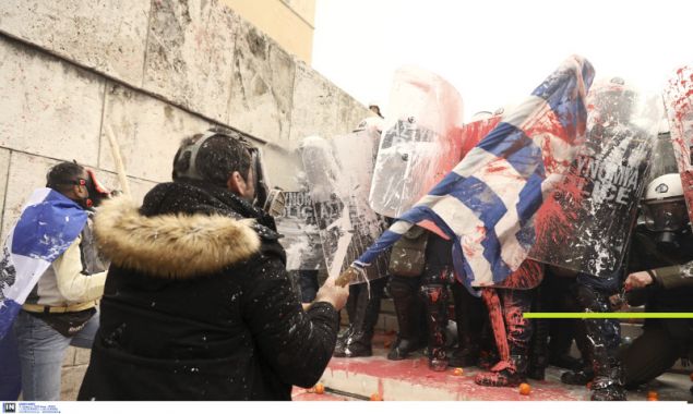Ετσι ξεκίνησαν τα επεισόδια: Εριξαν χημικά σε γυναίκες τα ΜΑΤ