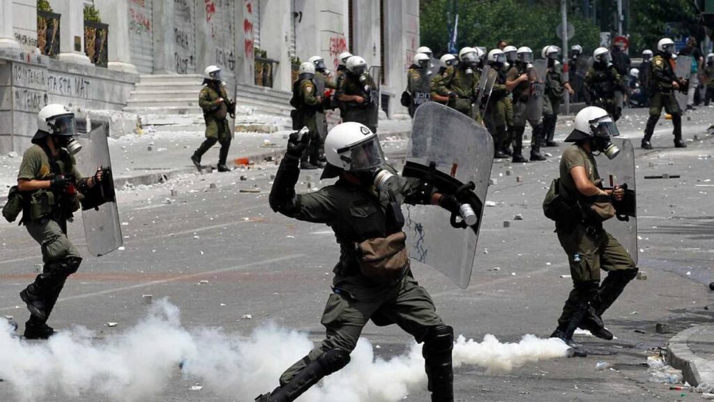 Οι αστυνομικοί είχαν εντολή να ψεκάζουν χαμηλά για να μη φαίνονται τα χημικά στις κάμερες (φωτο)