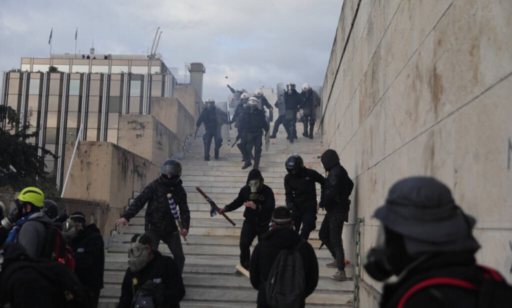 Στον εισαγγελέα οι συλληφθέντες για τα χθεσινά επεισόδια στο Σύνταγμα