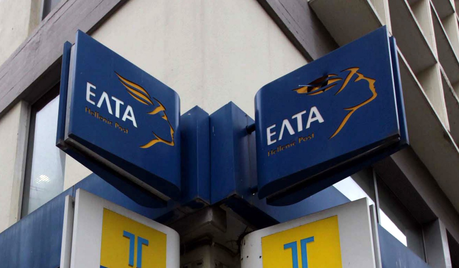 Άγνωστος με όπλο εισέβαλε στα ΕΛΤΑ Πεντέλης και «σήκωσε» το μαγαζί