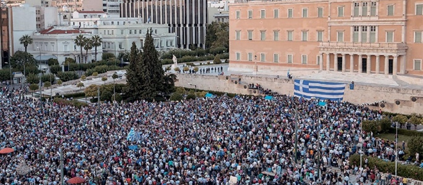 Κουκουλοφόροι προβοκάτορες βγαίνουν απο την Βουλή κατά την διάρκεια του συλλαλητηρίου – Βίντεο ντοκουμέντο
