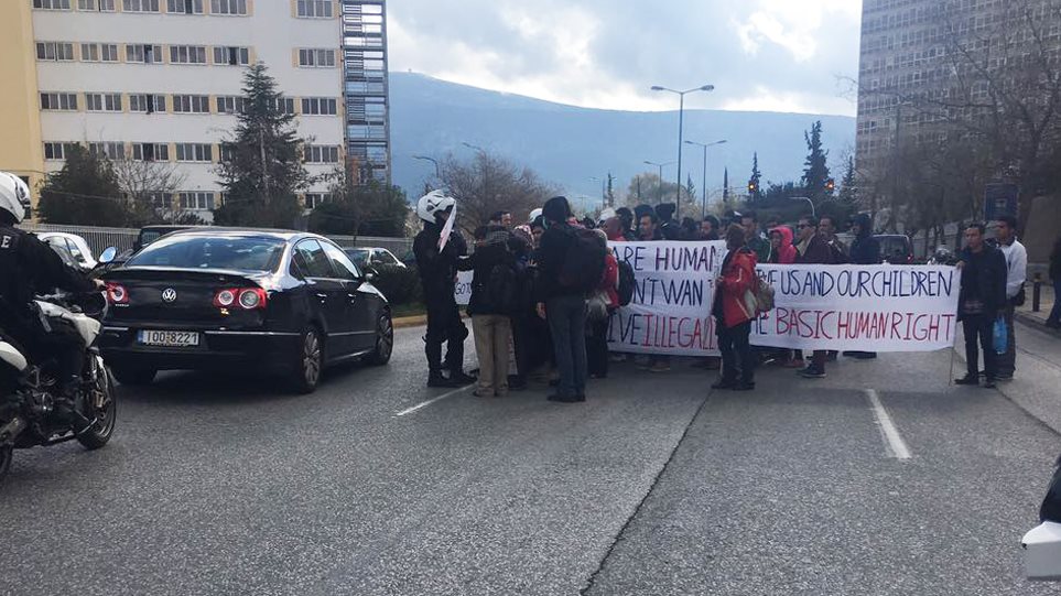 Κλειστή η Κατεχάκη λόγω καθιστικής διαμαρτυρίας προσφύγων