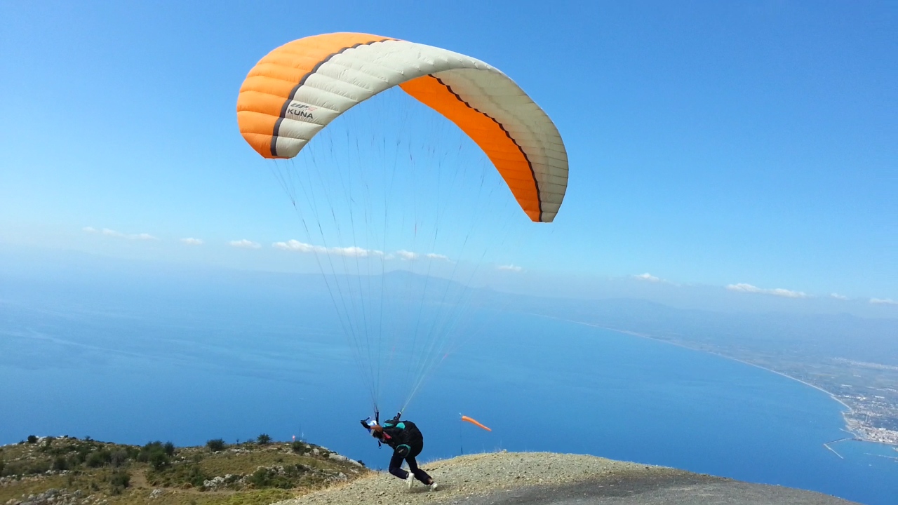 Εντυπωσιακή πτήση για τη Μακεδονία: Άνδρας πήδηξε με «παρά πέντε» από τον Πύργο Αθηνών στη Βασ. Σοφίας!