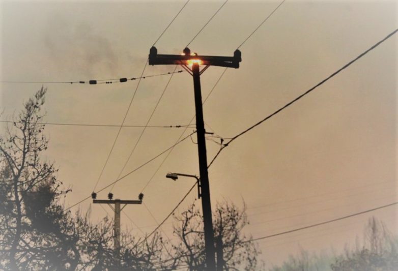Κεραυνός έκοψε στην μέση στύλο της ΔΕΗ (φώτο)