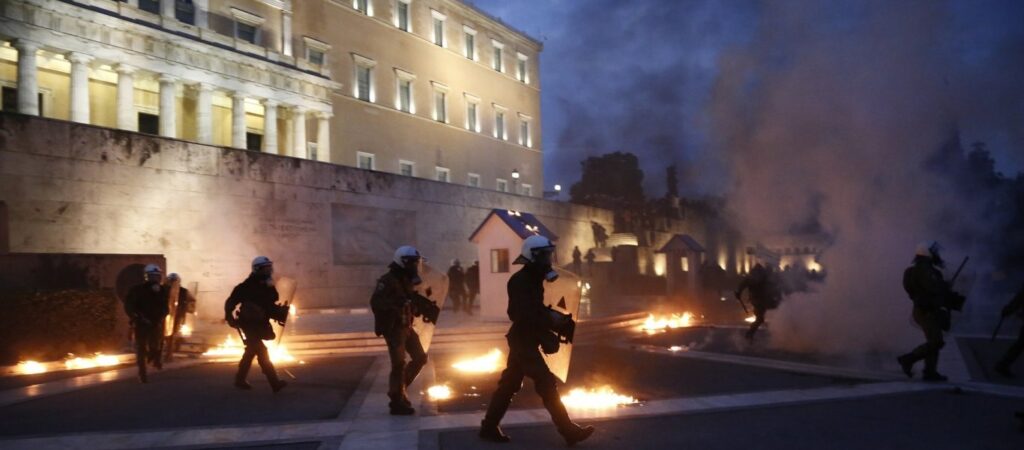 Βίντεο: Κουκουλοφόροι έκαψαν σημαία των Σκοπίων στο Σύνταγμα