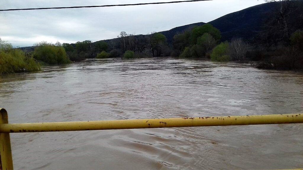 Φούσκωσε ο Πηνειός- Σε επιφυλακή οι αρχές στα Τρίκαλα
