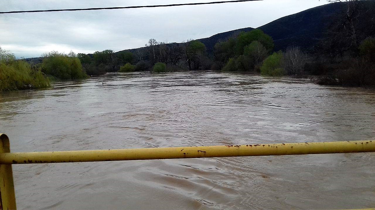 Φούσκωσε ο Πηνειός- Σε επιφυλακή οι αρχές στα Τρίκαλα