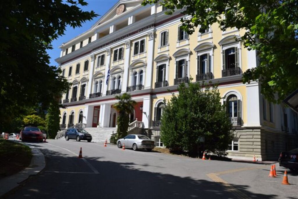 Διαδηλωτές κόλλησαν… κηδειόχαρτα για τη Συμφωνία των Πρεσπών στα κάγκελα του ΥΜΑΘ (φωτο)