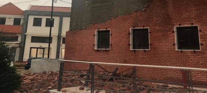 Κατέρρευσε τοίχος στο δικαστικό Μέγαρο Πολύγυρου από την ισχυρή βροχόπτωση- Από θαύμα δεν θρηνήσαμε θύματα (φωτο)