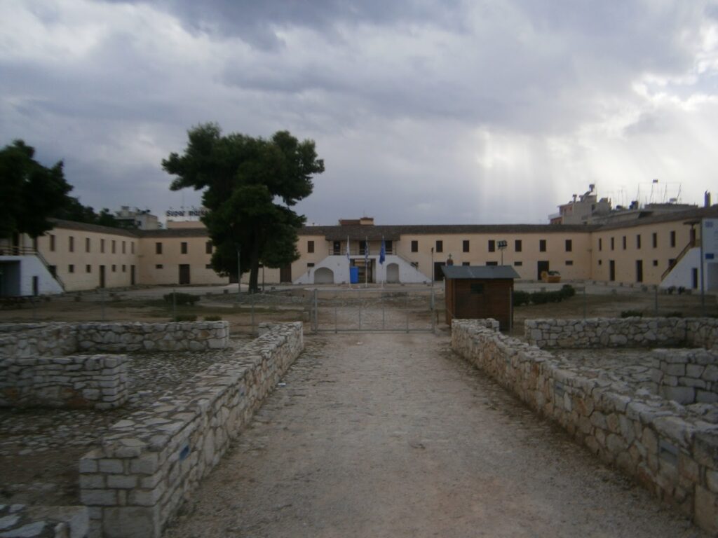 Απαγόρευσαν τις αφίσες ερωτικού περιεχομένου στους στρατώνες επειδή κάποιοι το…παραέκαναν (φωτο)