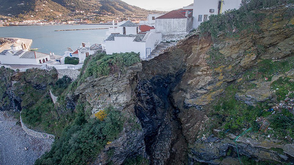 «Κόβουν» την ανάσα οι εικόνες από την κατολίσθηση στη Σκόπελο – Μια γειτονιά στο χείλος του γκρεμού (φώτο-βίντεο)