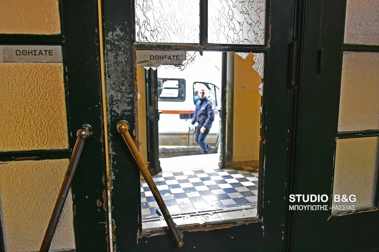 Ναύπλιο: Ρομά έσπασε τα τζάμια στο Δικαστικό Μέγαρο επειδή δεν… αθώωσαν τον συγγενή του (βίντεο)