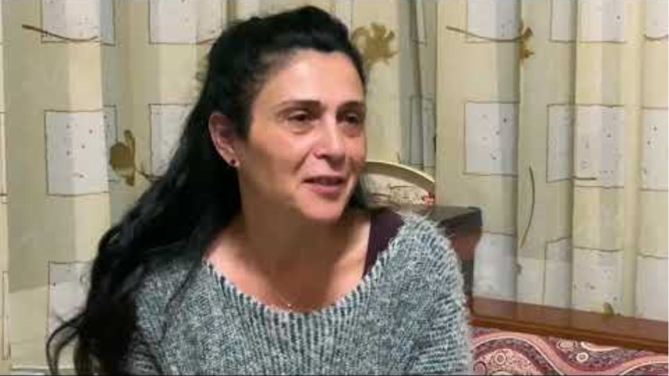 «Από τότε που αποφυλακίστηκα δεν έχω βγει ούτε στη βεράντα», λέει η καθαρίστρια που φυλακίστηκε για ένα απολυτήριο