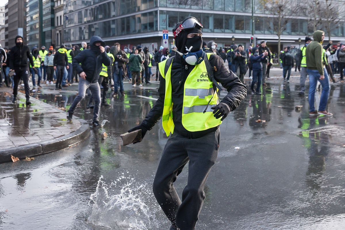 Παρίσι: Τραυματισμός δημοσιογράφου μπροστά στην κάμερα