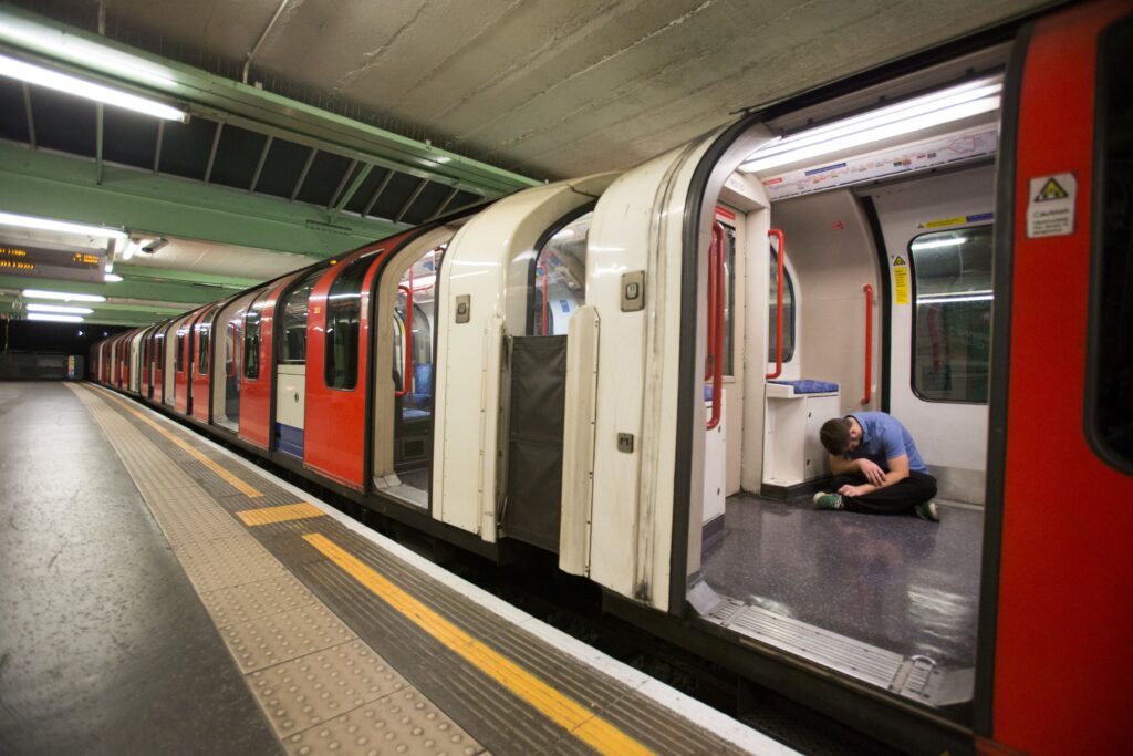 Σάλος με ομοφυλόφιλο: Έκανε έρωτα με το φίλο του στο μετρό μπροστά στους επιβάτες (φωτο)
