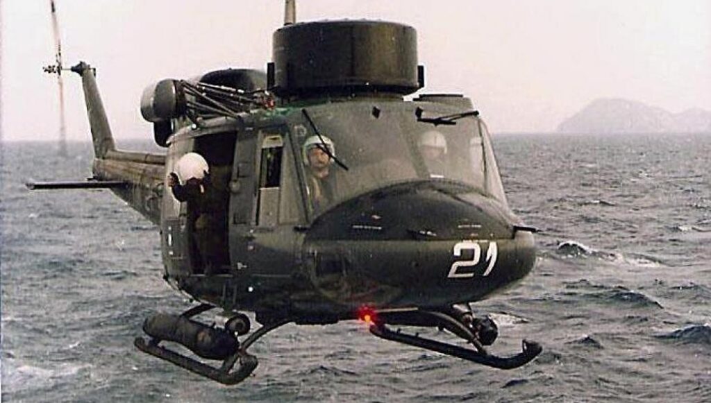 Οι φωτογραφίες-ντοκουμέντο που δείχνουν ότι το ελικόπτερο ΑΒ-212 ASW ΠΝ21 δέχθηκε πυρά στα Ιμια