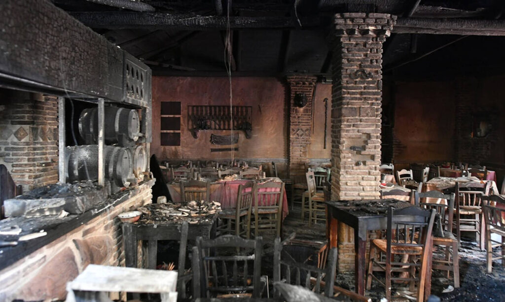 Σπαραγμός στην κηδεία των 3 γυναικών στην Καλαμάτα – Με εγκαύματα και συντετριμμένος ο ιδιοκτήτης της ταβέρνας (φώτο)