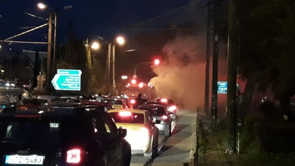 Τώρα: Πήρε φωτιά φορτηγάκι στο Ζάππειο! (φωτο)