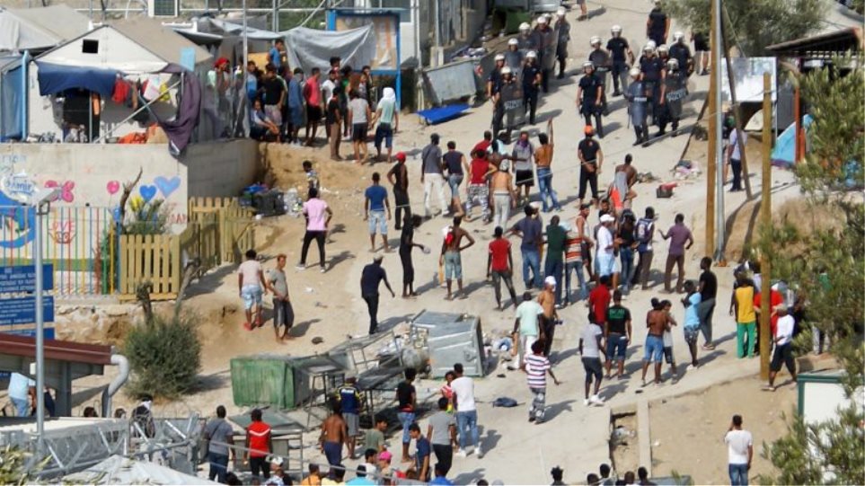 Μυτιλήνη: Αλλοδαποί που τα έσπασαν στα κέντρα παραμονής οδηγήθηκαν στον Εισαγγελέα
