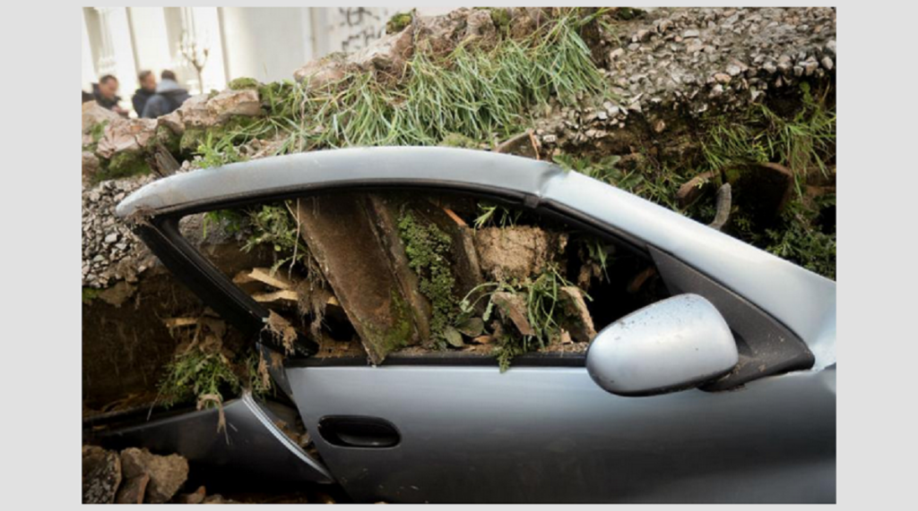 Η στιγμή της κατάρρευσης του ακατοίκητου σπιτιού στο Γκάζι (φωτο-βίντεο)