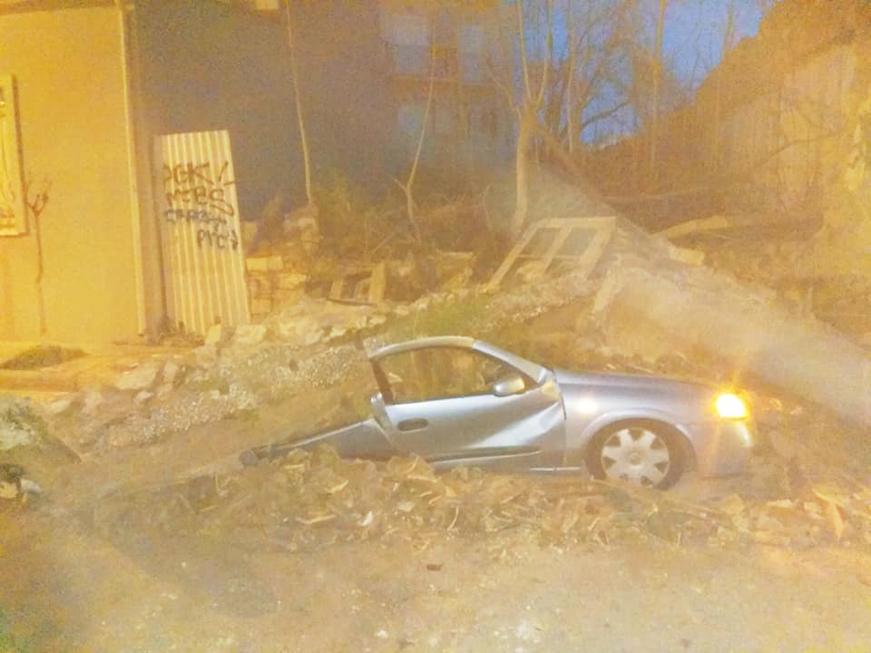 Κατέρρευσε κτίριο στον Κεραμεικό – «Τρέξαμε να σωθούμε, νομίζαμε ότι ήταν βόμβα!» (φώτο-βίντεο)