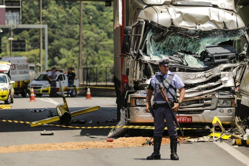 Φριχτό δυστύχημα: Ελικόπτερο συγκρούσθηκε με νταλίκα εν κινήσει – Νεκρός γνωστός δημοσιογράφος (βίντεο)