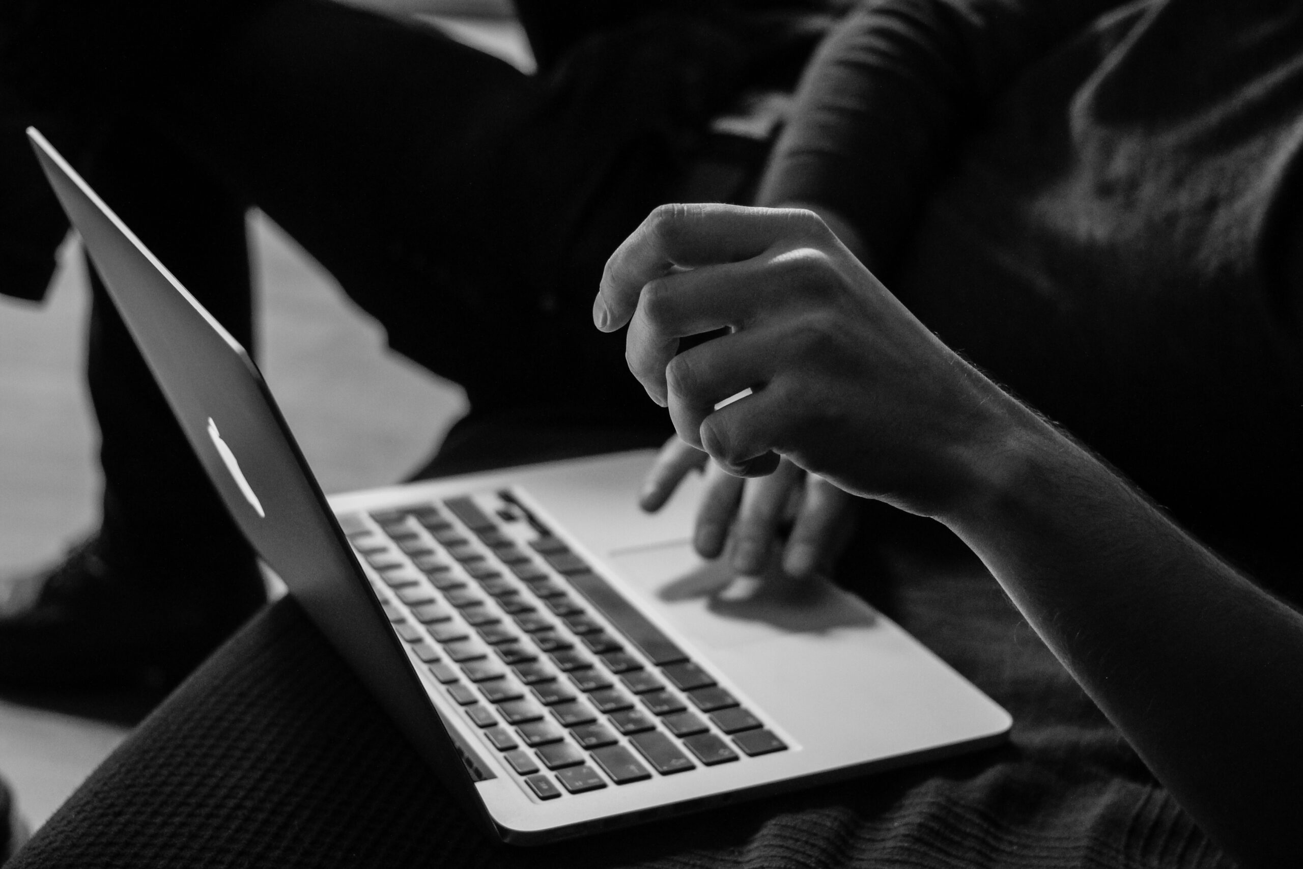 Σε κύκλωμα cyberbullying εμπλέκονται δεκάδες δημοσιογράφοι και διαφημιστές στη Γαλλία