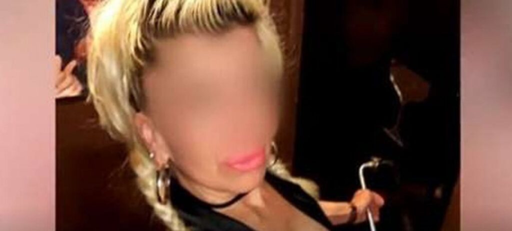 Με ξεσκισμένα ρούχα & χειρουργική μάσκα η 50χρονη Χιλιανή που έσφαξε τον 79χρονο – «Δεν θυμάμαι να τον σκότωσα!»