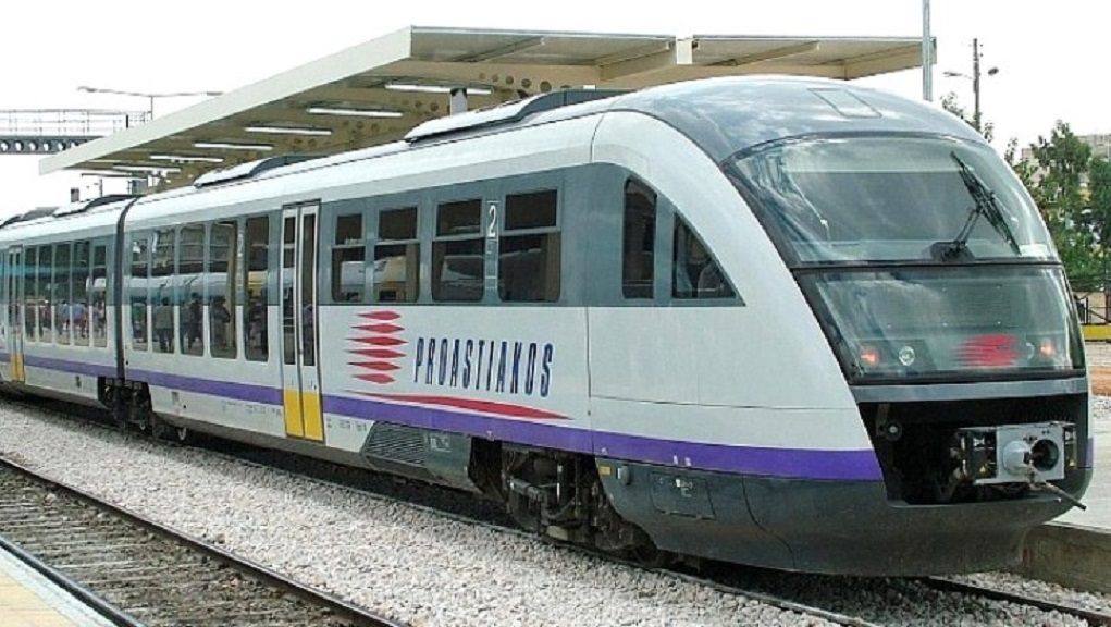 Bίντεο: Μαχαίρια, όπλα και ναρκωτικά στο τελευταίο βαγόνι του προαστιακού