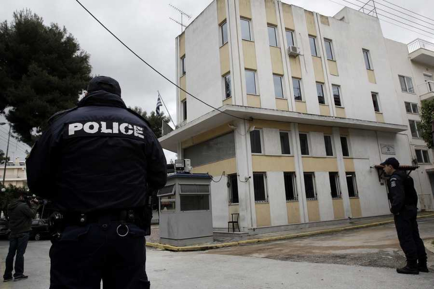 Δύο φορές πήγαν να αποδράσουν οι κρατούμενοι στην πλατεία Βικτωρίας – Ο ένας τα κατάφερε