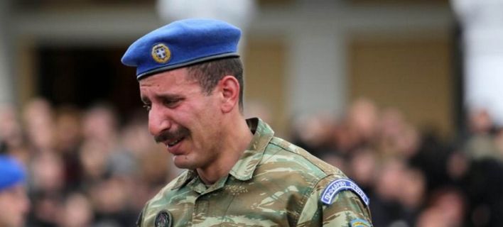 Πάτρα: Οι Εύζωνες της Προεδρικής Φρουράς αποχαιρετούν με λυγμούς τον  Σπύρο Θωμά (φωτό)