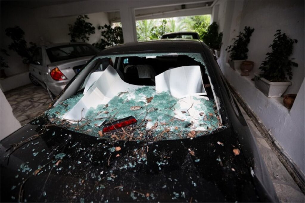 Νέα Σμύρνη: Πεύκο καταπλάκωσε 12 αυτοκίνητα λόγω των ισχυρών ανέμων (φωτο)