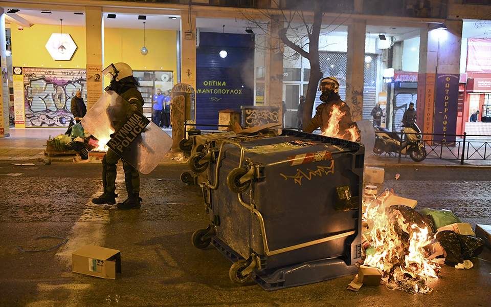 Σοβαρά επεισόδια έξω από το ΑΤ Ομονοίας (φώτο)