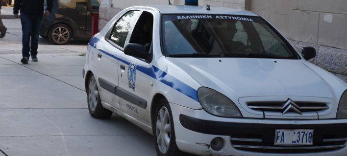 Επίθεση στα γραφεία ασφαλιστικής εταιρείας στη Μιχαλακοπούλου – Έγραψαν συνθήματα για τα Κίτρινα Γιλέκα