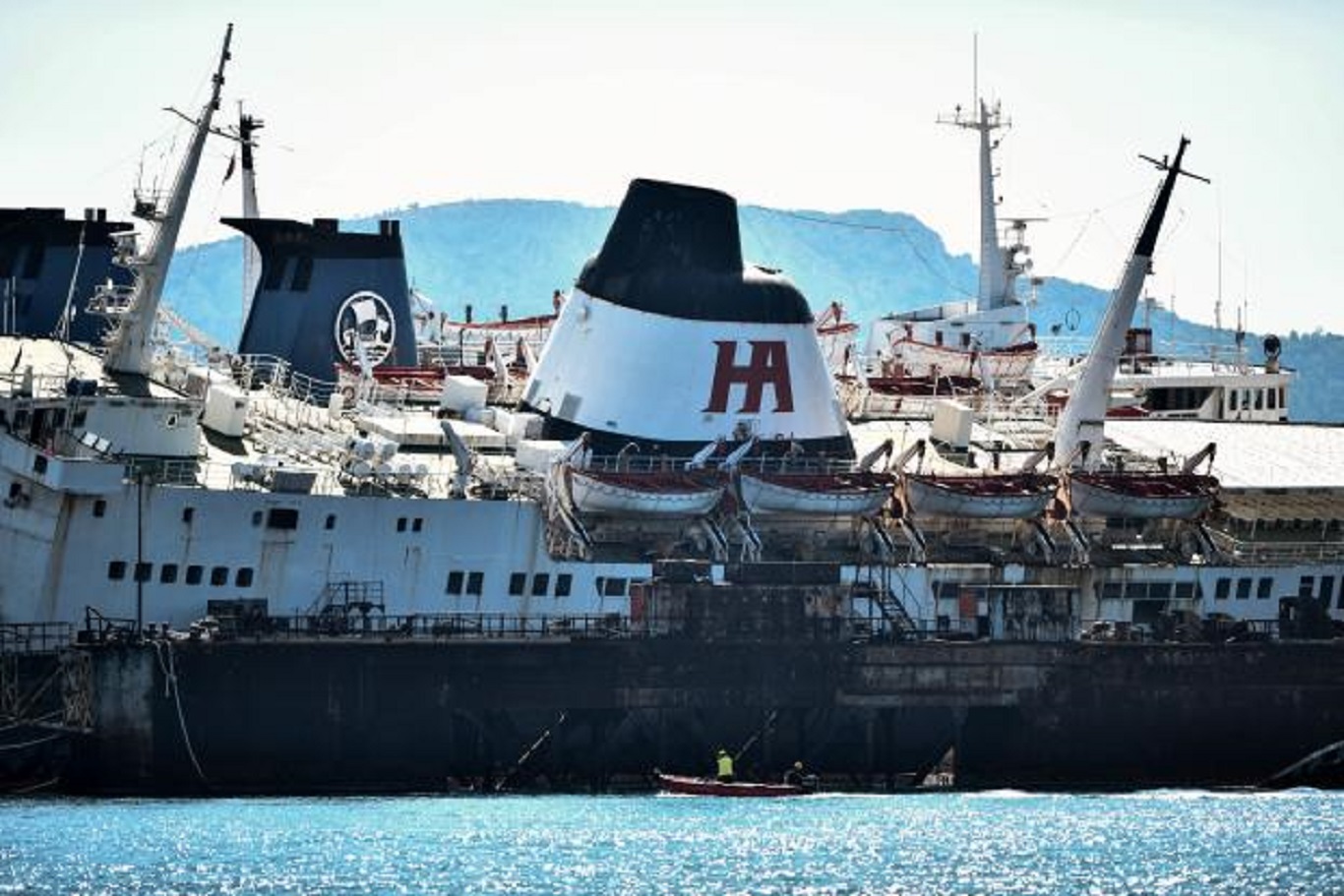 Ελευσίνα: Η κλίση που πήρε το «Πηνελόπη Α» δημιουργεί ανησυχίες για θαλάσσια ρύπανση (φωτο)