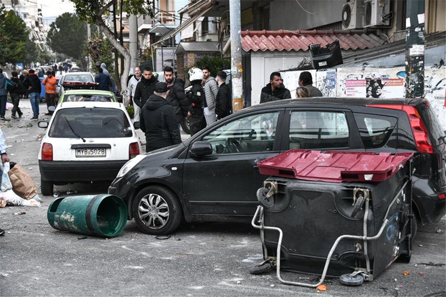 Χάος: Άγρια επεισόδια στη Νίκαια μεταξύ οπαδών Ιωνικού & Προοδευτικής – Εισβολή χούλιγκαν στο πόλο Ολυμπιακού-Γλυφάδας