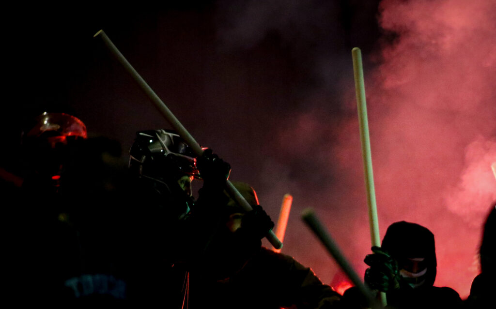 Βίντεο: Η στιγμή της εισβολής των κουκουλοφόρων στο Παπαστράτειο