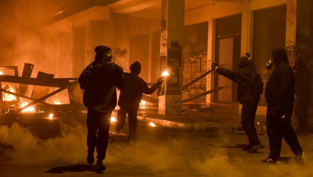 Ένωση Αστυνομικών για την επίθεση στο ΑΤ Ακροπόλεως: «Ανεξέλεγκτη η δράση των αναρχικών – Θα έχουμε νεκρούς»