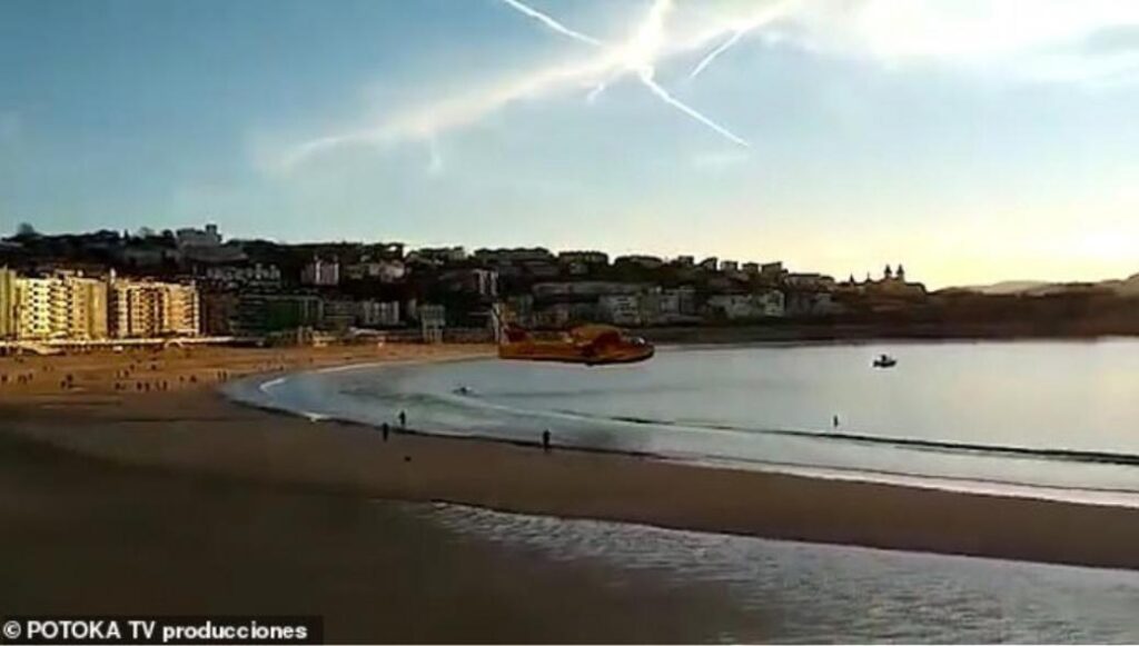 Βίντεο που «κόβει» την ανάσα: Καναντέρ παίρνει νερό από παραλία γεμάτη κόσμο στην Ισπανία