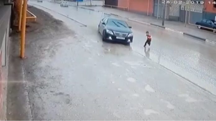 Ο ελιγμός του οδηγού γλίτωσε ανήλικο από θαύμα (βίντεο)