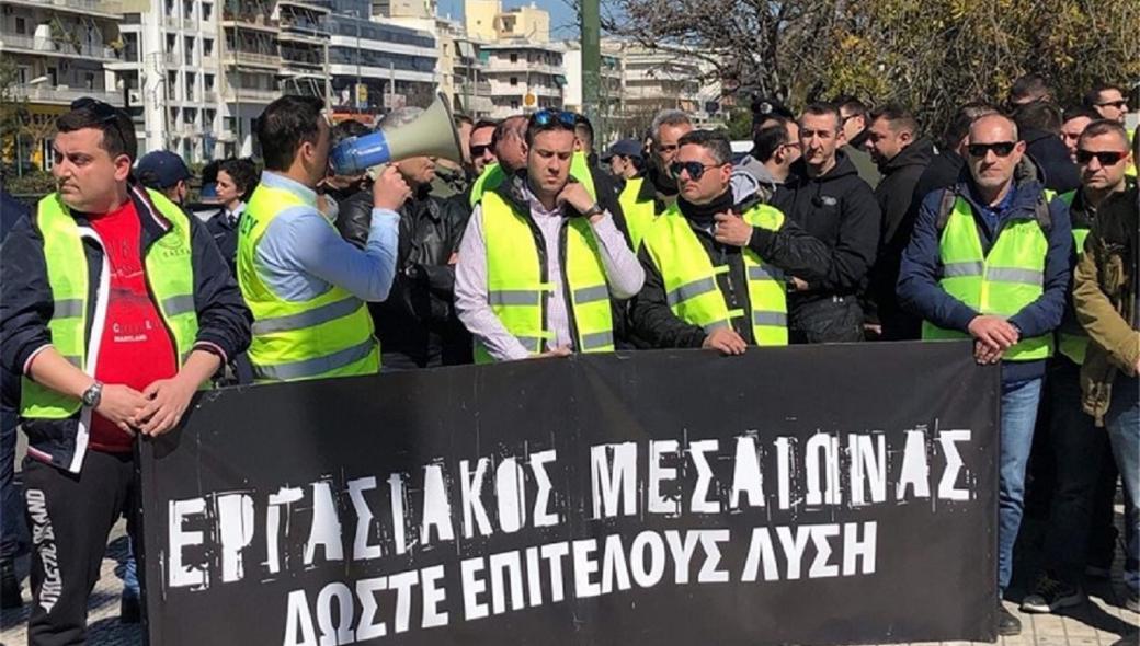 Αστυνομικές ενώσεις έχουν συγκεντρωθεί και διαμαρτύρονται έξω από το υπουργείο Προστασίας του Πολίτη (φωτο)