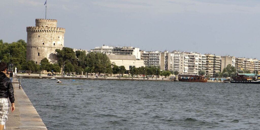 Θεσσαλονίκη: 64χρονος άνδρας έπεσε στον Θερμαϊκό- Περαστικός έπεσε στην θάλασσα για να τον σώσει