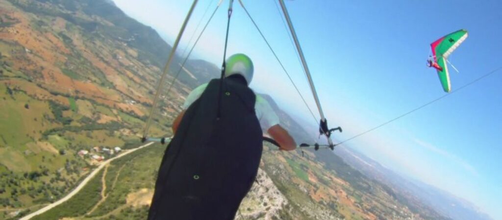 Ανεμοπτεριστής κρεμάστηκε σε κολόνα της ΔΕΗ! – Σπεύδουν Πυροσβεστική και ΕΚΑΒ